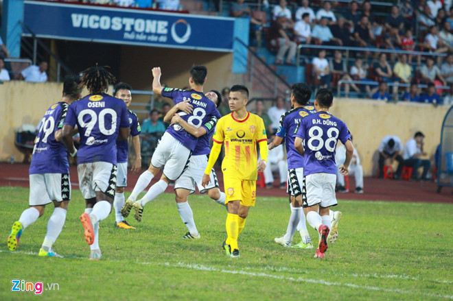 CĐV đội Hà Nội ăn mừng khi đội nhà tiếp tục bất bại ở V.League 2018 CĐV đội Hà Nội ăn mừng khi đội nhà tiếp tục bất bại ở V.League 2018